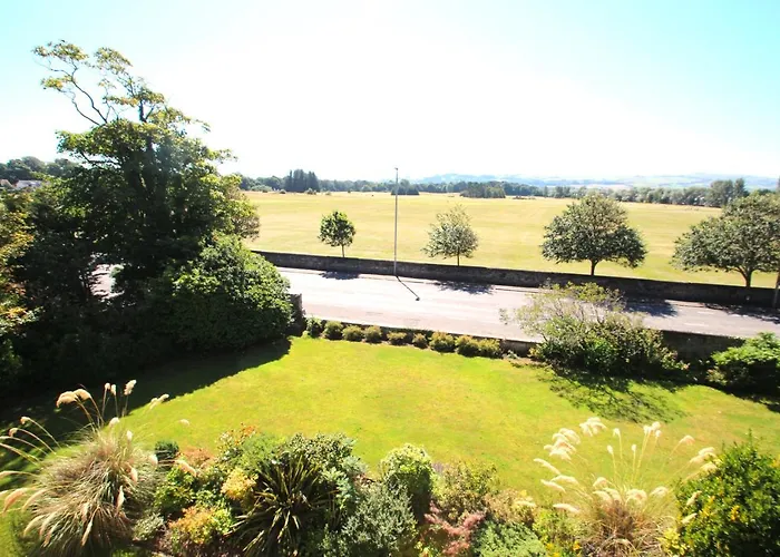 Beautiful 2 To 3 Bed Apartment With Stunning Views!