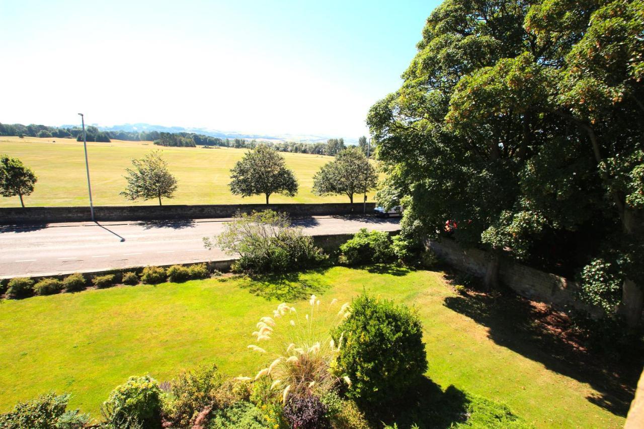 Beautiful 2 To 3 Bed With Stunning Views! *